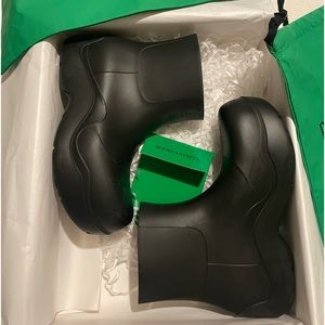 AUTHENTIC LADIES BOTTEGA VENETA PADDLE BOATS.